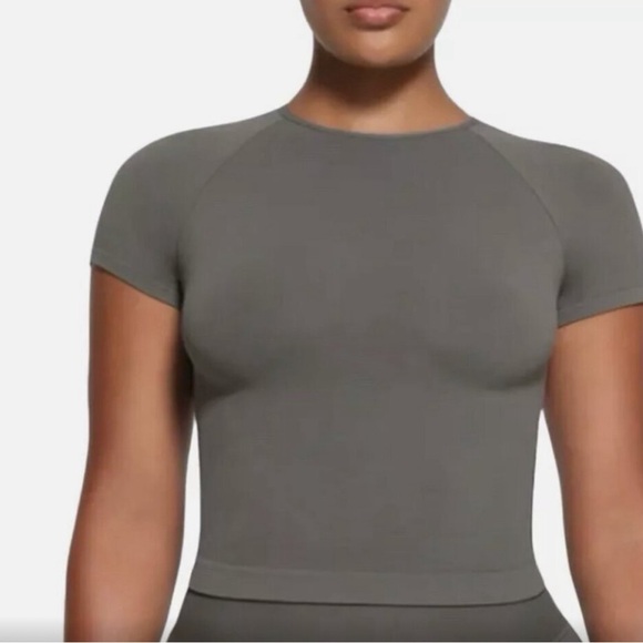 NEW Skims Gunmetal short sleeve t shirt - Picture 6 of 6